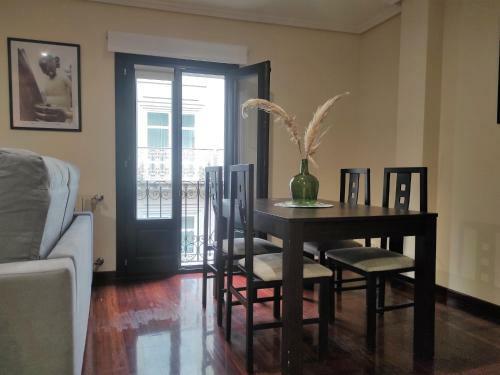 Apartamento 2a. Dos Dormitorios Y Balcones En El Casco Viejo.