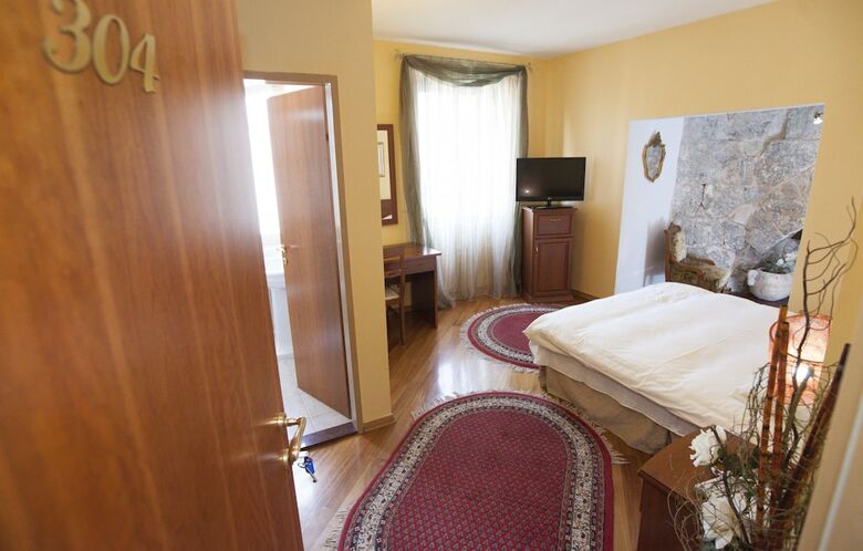 Hotel Peristil