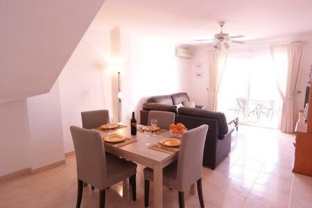 Amplio Apartamento Con Piscina Cerca De La Playa
