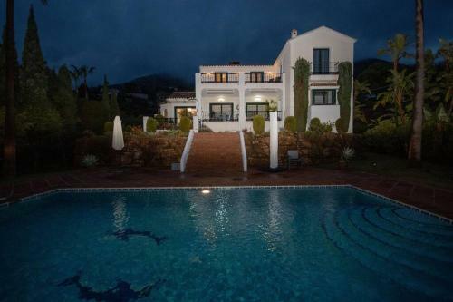 Impressive Villa Dazura In Valtocado, Mijas
