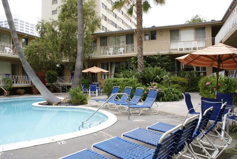 Cal Mar Hotel Suites