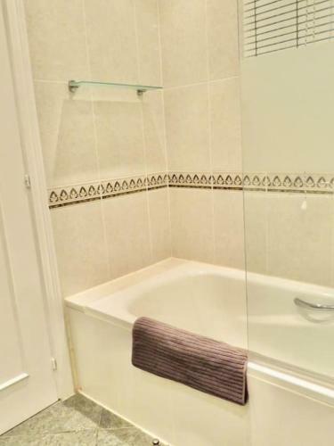 Bright And Airy 2 Bed 2 Bath Modern Apartment