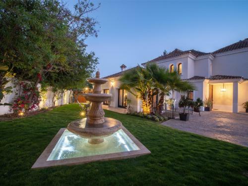 Villa Modern Dream Mansion In Tropical Nueva Andaluc�a ?