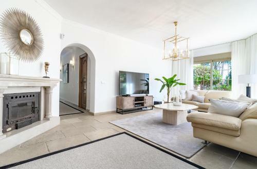 Cln- Spacious 6 Bedroom Villa Next To Beach