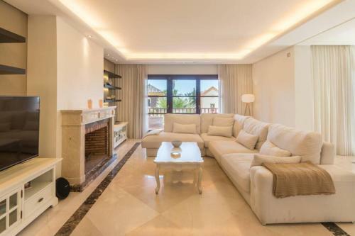 Exclusive 6 En Suite Bedroom Villa - Nag�eles