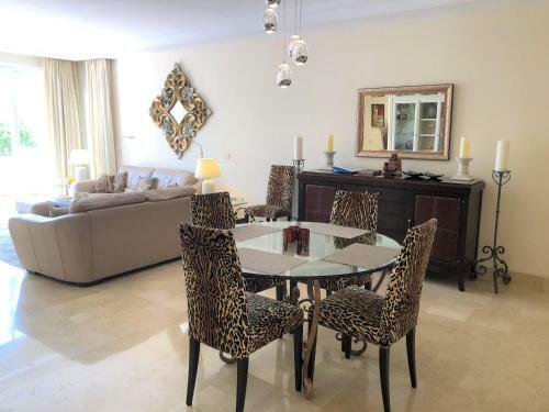 Beachside Luxury 2 Bedroom Apartment, Puerto Banus