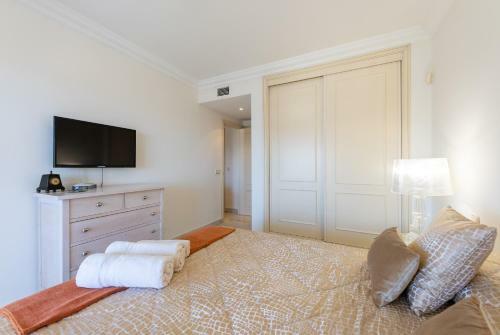 Apartment In Puerto Banus With Pool Views And Parking