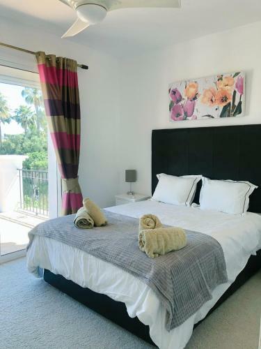 Detached Villa With Private Heated Infinity Pool Close To Port And Beach