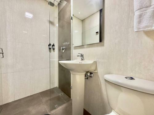Apartamento 202 Family Haven In El Poblado: Spacious & Charming