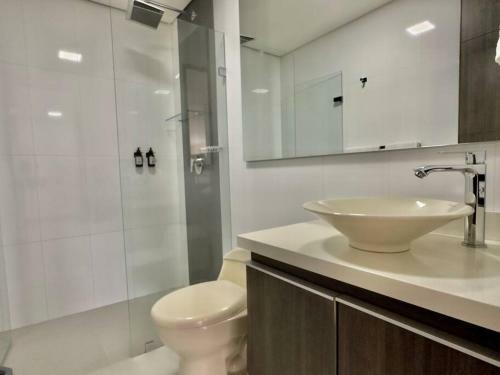 Apartamento 202 Family Haven In El Poblado: Spacious & Charming