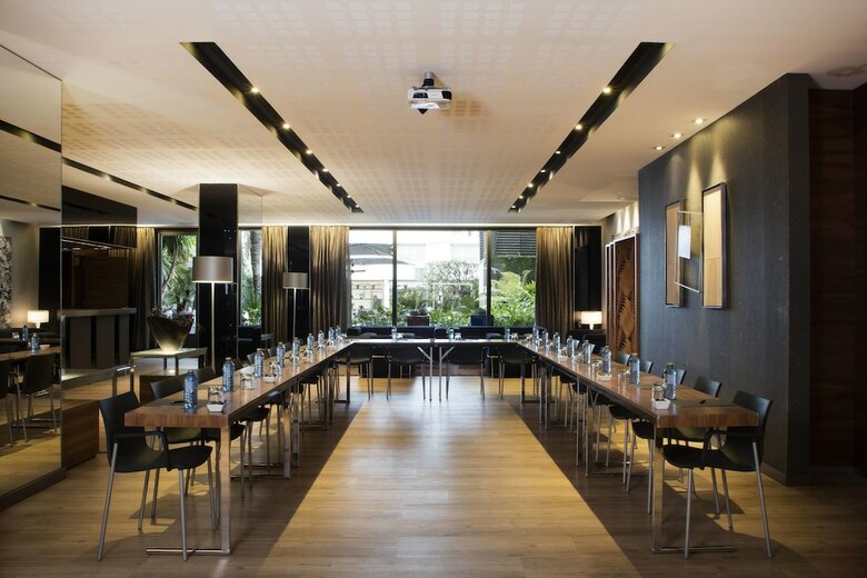 AC Hotel Victoria Suites By Marriott