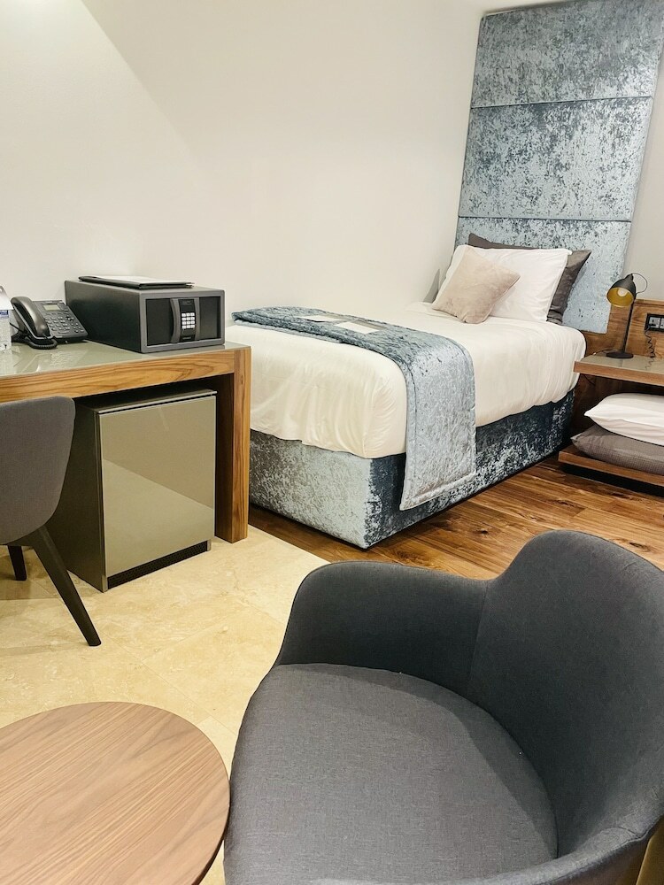 Hotel The Village Boutique And Spa