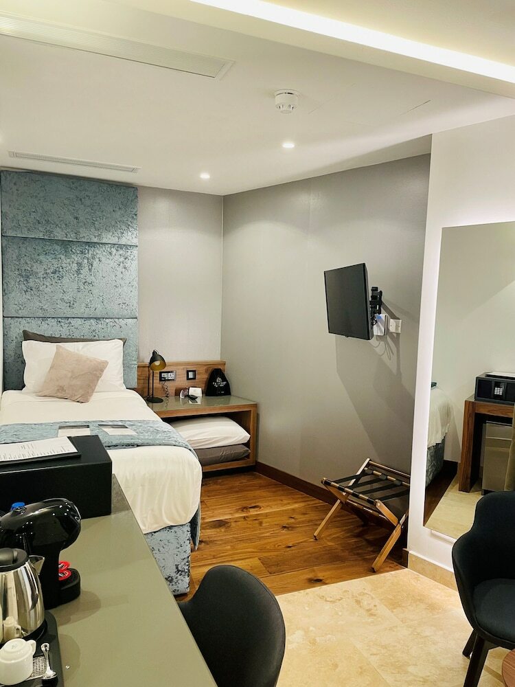 Hotel The Village Boutique And Spa