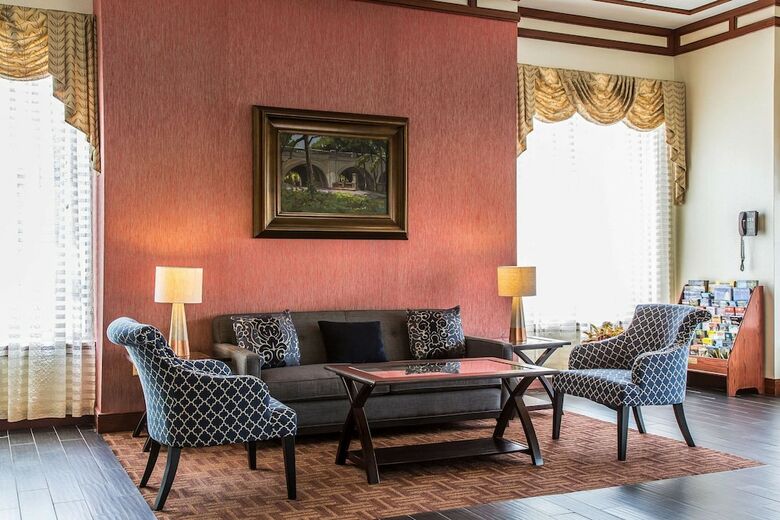 Clarion Hotel & Suites Hamden