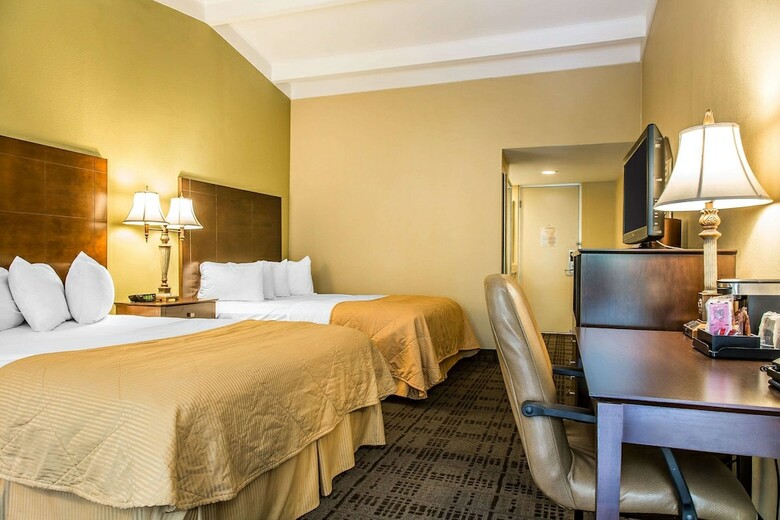 Clarion Hotel & Suites Hamden