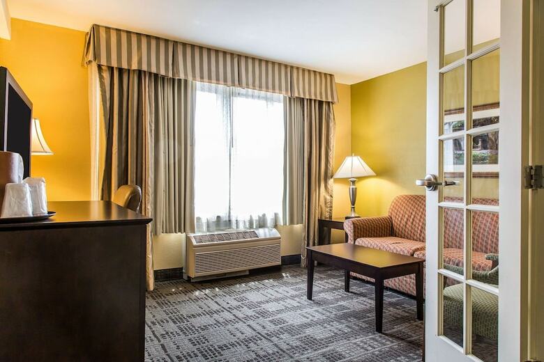 Clarion Hotel & Suites Hamden