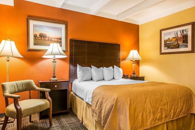Clarion Hotel & Suites Hamden