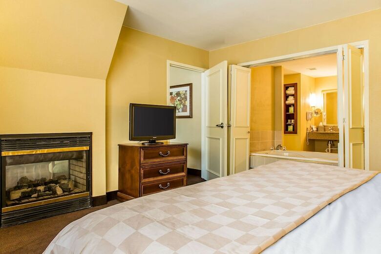 Clarion Hotel & Suites Hamden