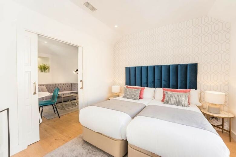 Hotel Debamb� Suites
