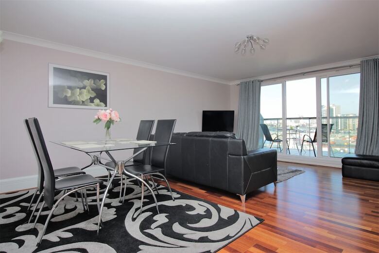 Canary Wharf Luxury River View Apartment