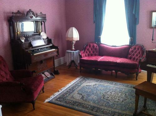 Grand Avenue Bed And Breakfast