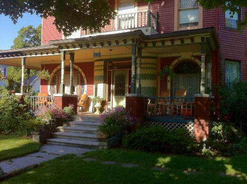 Grand Avenue Bed And Breakfast