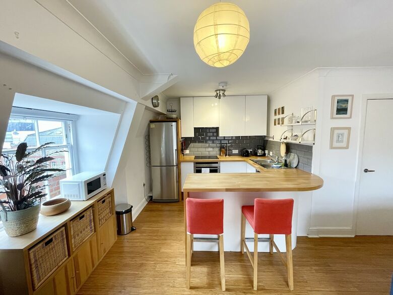 Bright 1 Double Bed Apartment Near Cabot Circus