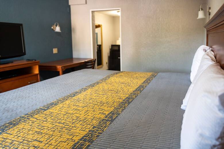 Hotel Riverside Inn And Suites