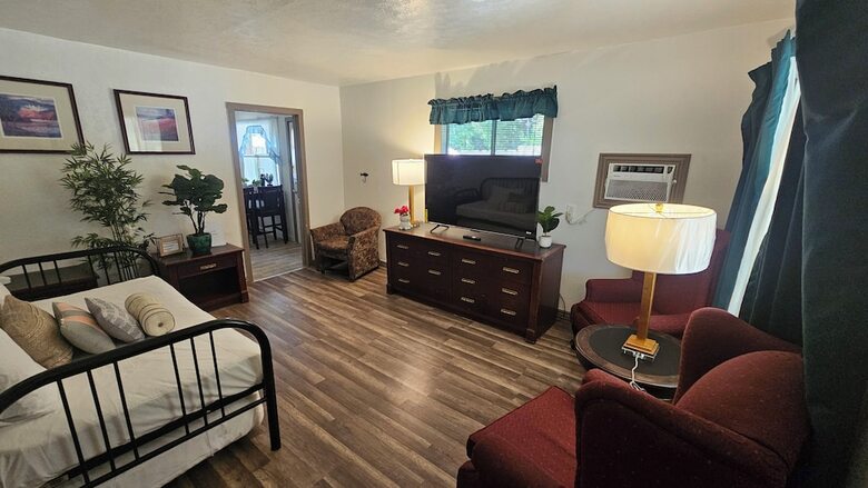 Cedar Lodge Motel