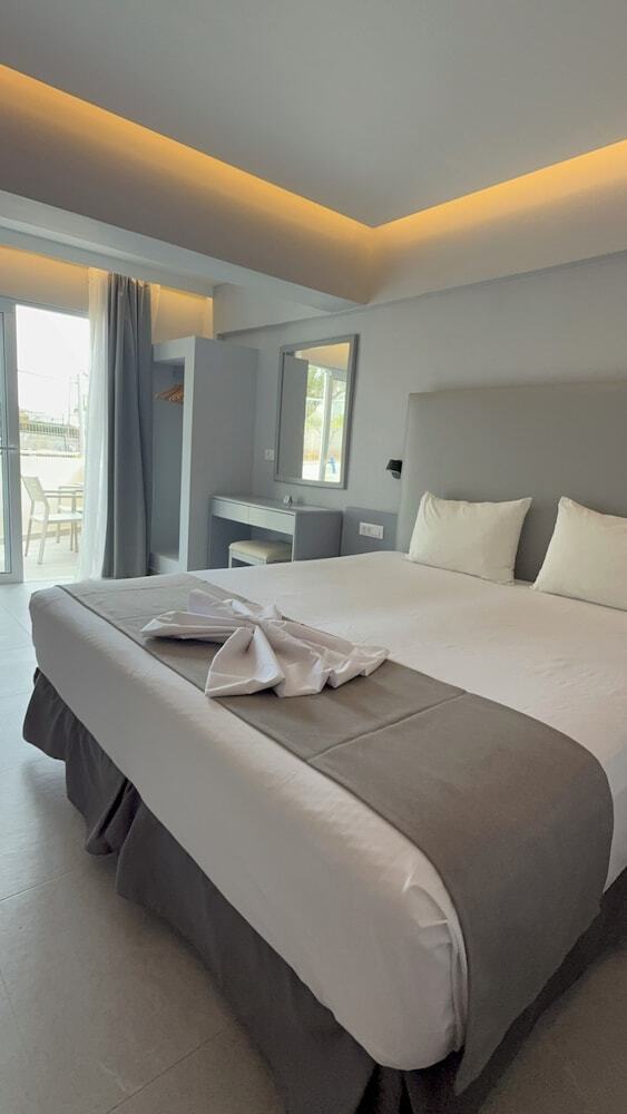 Amaryllis Front Beach Hotel