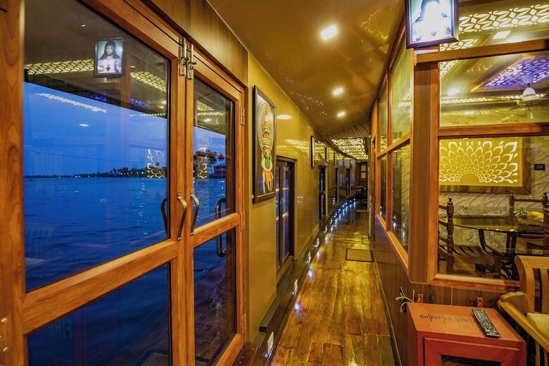 Hotel Coco Houseboat