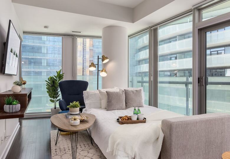 Hotel 12 York St Condo - Financial District