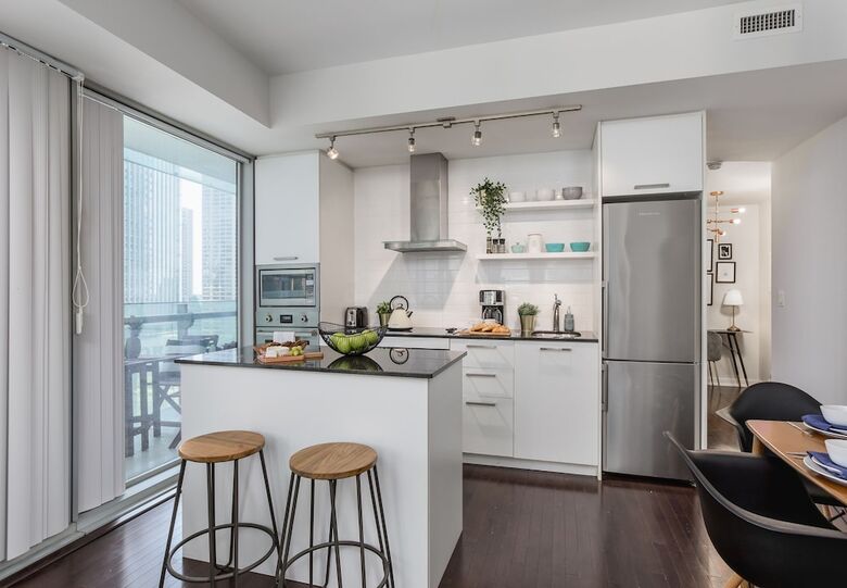 Hotel 12 York St Condo - Financial District