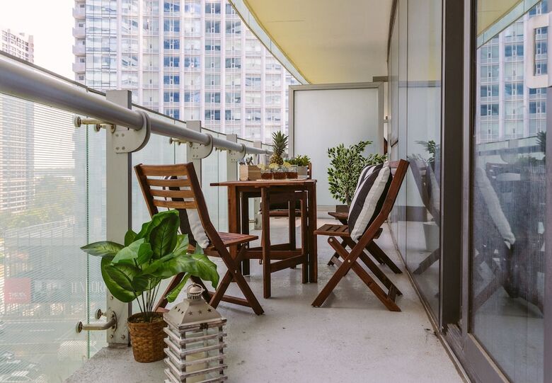 Hotel 12 York St Condo - Financial District