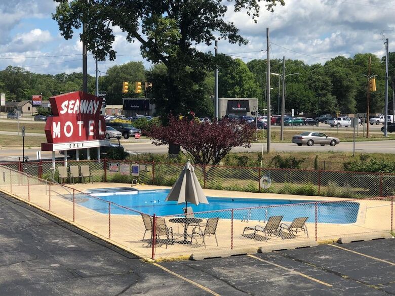 Motel Norton Shores Inn