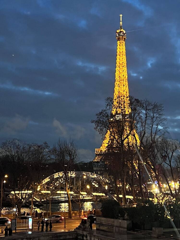 Eiffel Edge Escape (30 M�tres De La Tour Eiffel)