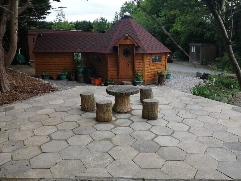 Cozy Cabin With Hot Tub Retreat In Anglesey