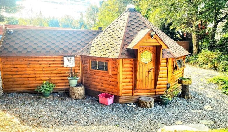 Cozy Cabin With Hot Tub Retreat In Anglesey