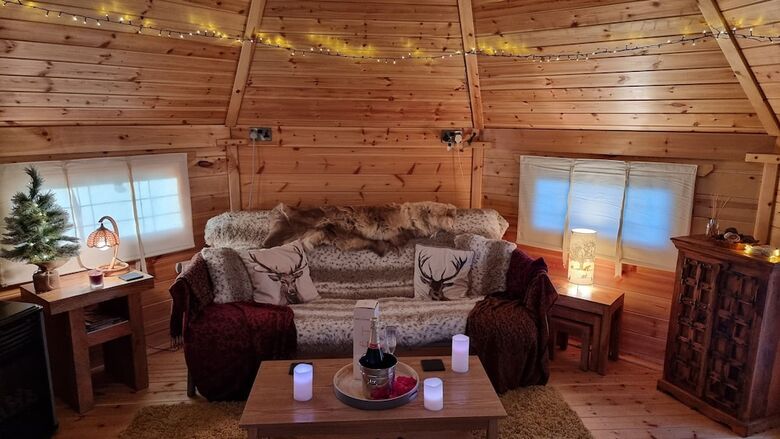 Cozy Cabin With Hot Tub Retreat In Anglesey