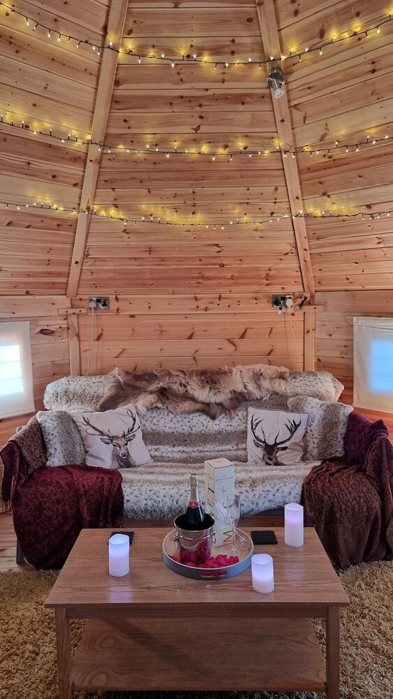 Cozy Cabin With Hot Tub Retreat In Anglesey