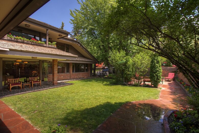 Bed & Breakfast Hearthstone House
