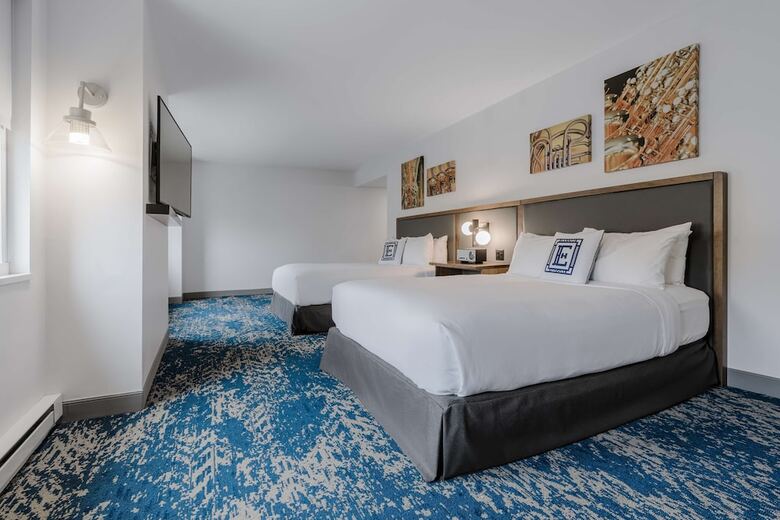 Hotel Elkhart, Tapestry Collection By Hilton