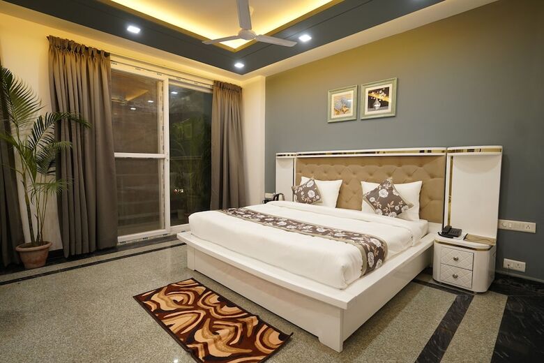 Hotel Posh Garden Inn