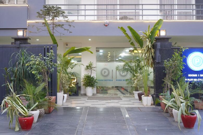 Hotel Posh Garden Inn