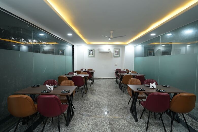 Hotel Posh Garden Inn