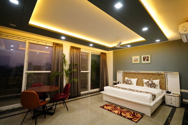 Hotel Posh Garden Inn