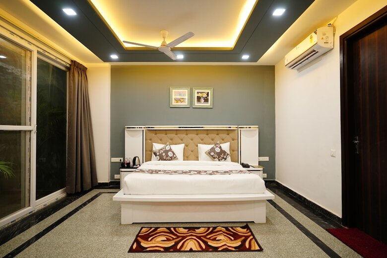 Hotel Posh Garden Inn
