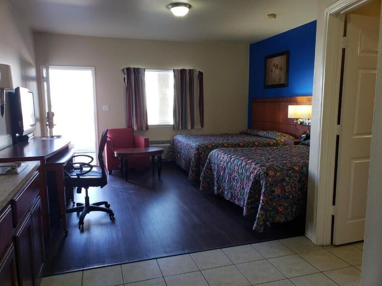 Motel Crossroads Inn & Suites