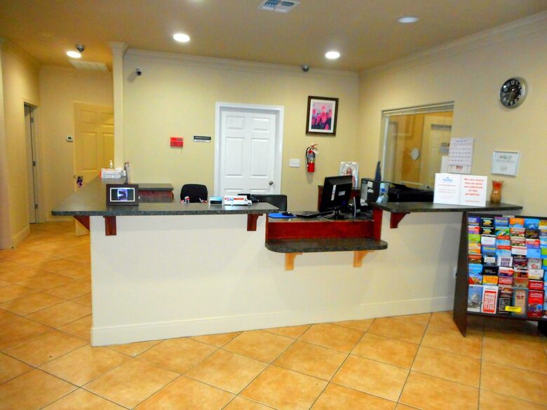 Motel Crossroads Inn & Suites