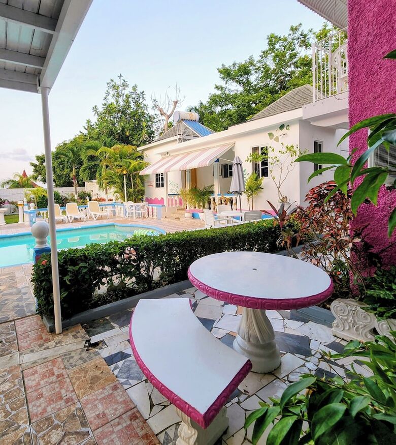 Bed & Breakfast 237 Bratton Ave